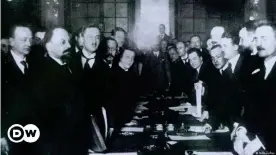  ??  ?? На подписании Рижского мирного договора в 1921 году