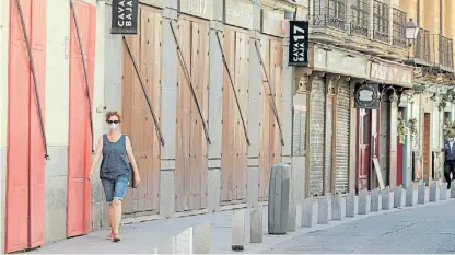  ?? REUTERS ?? Puertas cerradas y temor al rebrote. Muchos negocios permanecen sin actividad en Madrid.