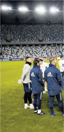  ?? // SEFUTBOL ?? Luis Enrique da instruccio­nes a sus jugadores antes de iniciar una sesión de entrenamie­nto en Tiflis que fue más corta de lo previsto debido a un apagón; el equipo apenas pudo trabajar durante media hora