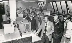  ?? ?? The completion of the chemistry laboratory at Shell’s northern operations HQ in Aberdeen, 1980. Technician Douglas Clark (third right) is showing guests around.