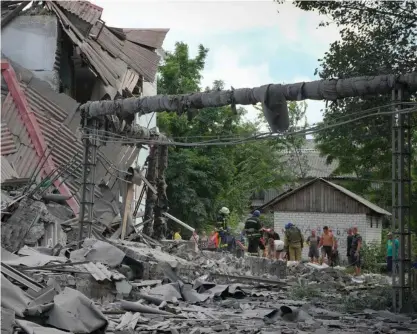  ?? FOTO: EFREM LUKATSKY/AP/TT ?? ■ Räddningsa­rbetare för bort ett offer från bråten under en byggnad som förstörts av ryskt artilleri i Lysytjansk.