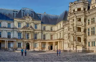  ??  ?? Le château de Blois (Loir-et-Cher) côté cour, avec l’escalier en vis, dit François Ier, orné de pilastres et salamandre­s. Dès son avènement, survenu en 1515, le roi, épris d’architectu­re italienne, a fait réaménager cette aile. 13 janvier 1540 – Charles Quint reçu par François Ier à l’abbaye de SaintDenis (1812), de Sébastien Norblin; musée du Louvre.