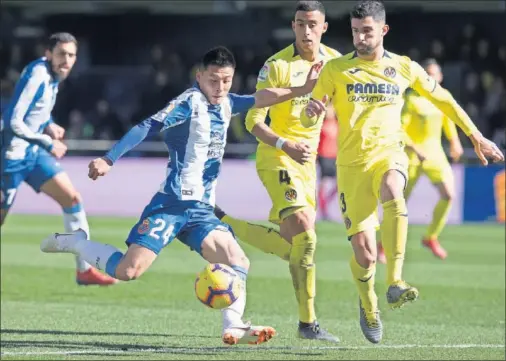  ??  ?? Wu Lei intenta rematar el pasado mes de febrero en el Villarreal-Espanyol jugado en el Estadio de la Cerámica, el que fue su debut en LaLiga.