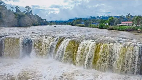  ?? — Photos: GLENN GuaN/the Star ?? The majestic Lusong Laku waterfalls in Belaga, Sarawak.