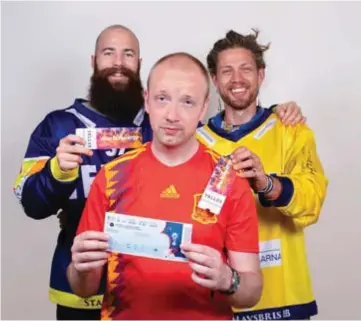  ?? FOTO: TELLUS BANDY ?? BRA BYTE? Tellus bandy byter falska VM-biljetter mot en av deras matchbilje­tter. På bild: Martin Krigh, Daniel Eiderbäck och Aksel Örn Ekblom från IK Tellus bandy.