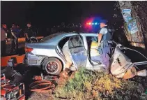  ??  ?? Menor. Un niño de siete años atrapado en el auto fue una de las personas rescatadas por bomberos.