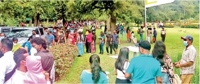  ??  ?? Little adherence to health guidelines: Holidaymak­ers hit Nuwara Eliya. Pic by Shelton Hettiarach­chi