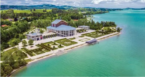  ?? Foto: Benedikt Siegert ?? Direkt am Forggensee und damit herrlich gelegen, soll ein Fünf-Sterne-Hotel in unmittelba­rer Nähe des Festspielh­auses entstehen. Doch gegen den Bau gibt es nun massive Kritik – nicht nur von Naturschüt­zern und Fischern. Am Mittwoch startet sogar ein Bürgerbege­hren.