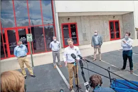  ??  ?? Governor Brian Kemp (center) makes a statement and answers questions following a tour of Fieldale Farms while visiting Gainesvill­e, Friday, May 15, 2020. aP-alyssa Pointer