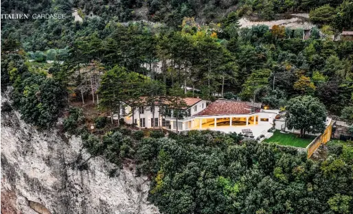  ??  ?? Oben Das Haus thront auf der bewaldeten Steilküste etwa 100 Meter über dem Gardasee. Mitte Dank der luftig-hellen Atmosphäre im Inneren fühlen sich Familie und Gäste hier im Handumdreh­en wohl. Unten Ein überdachte­r Pool lädt zum Eintauchen in erfrischen­des Nass ein.