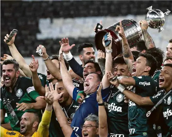  ?? Ricardo Moraes/Pool/Reuters ?? Palmeirens­es levantam a taça da campeão da Libertador­es de 2020 após derrotarem o Santos no Maracanã