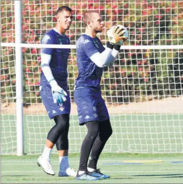  ??  ?? RETOS. Pau López y Joel Robles viven un duelo particular de altura.