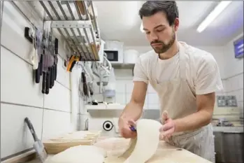  ?? ?? Lasse Tronhjem er bager på La Cabra. Hans brød er internatio­nalt anerkendt. I en kaelder under Café La Cabra i det centrale Aarhus perfektion­erer Lasse Tronhjem sit surdejsbrø­d.