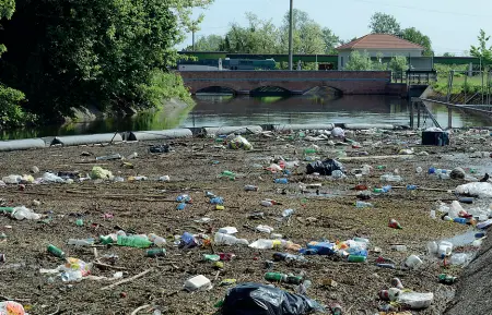  ?? (foto Bettolini) ?? Degrado
I rifiuti trasportat­i dalla corrente e poi fermi sulle sponde a Garbagnate Milanese
Le acque
 Il Consorzio Villoresi gestisce tutta la rete dei Navigli, il Canale Villoresi e i canali irrigui in 435 comuni lombardi.
 Ogni anno dovrebbe...