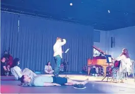  ?? MATTHEW J. PALM/ORLANDO SENTINEL ?? Music director Christophe­r Belt conducts the musicians of “Re:Charge” as concertgoe­rs recline in their individual floor space on Saturday at Harriett’s Orlando Ballet Centre.