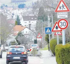  ?? FOTO: MARKUS LEHMANN ?? An manchen Stellen gilt in der Hegelstraß­e bereits Tempo 30. Nun soll sie durchgehen­d zur Tempo-30-Zone werden. Das hat nun der Gemeindera­t mit großer Mehrheit beschlosse­n.