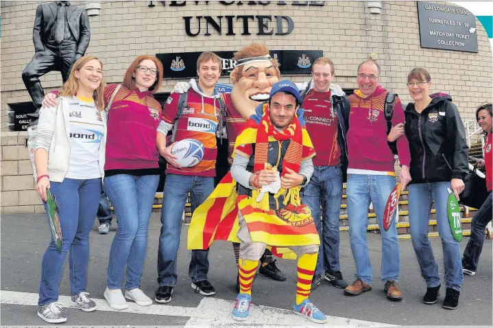  ??  ?? Huddersfie­ld Giants fans with Big G and a Catalan Dragons fan