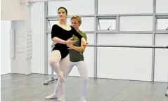  ?? ?? Natalia Castro y Felipe Rojas bailando ballet en uno de los escenarios que tiene la obra cultural.