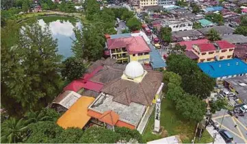  ??  ?? An aerial view of the Darul Quran Ittifaqiya­h religious school in Kampung Datuk Keramat, Kuala Lumpur. PIC BY ASYRAF HAMZAH