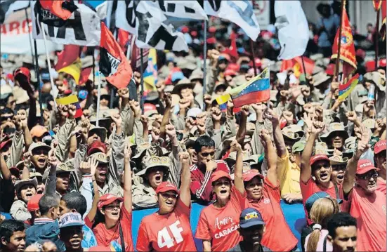  ?? MIGUEL GUTIÉRREZ / EFE ?? El régimen venezolano movilizó a las bases chavistas para cerrar filas en torno a Maduro, ayer por la tarde en Caracas