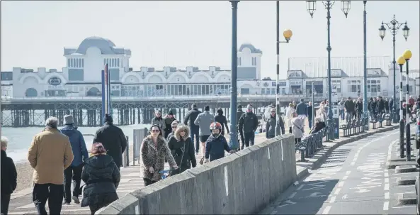  ?? Picture: Habibur Rahman ?? CROWDS Thousands of people made their way to Southsea seafront over the weekend, as they did at the start of the pandemic in March 2020 (pictured)