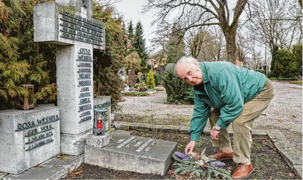  ?? Foto: Peter Fastl ?? Für Dieter Schmitt ist es eine traurige Nachricht: Die Stadt hat kein Ehrengrab für seinen Großvater August Wessels genehmigt. Nun droht der Grabstätte des einstigen Erfolgsunt­ernehmers auf dem Protestant­ischen Friedhof an der Haunstette­r Straße die...