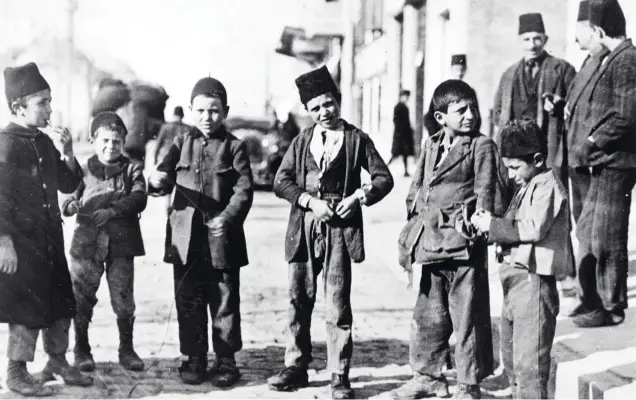  ?? GETTY IMAGES ?? 1914 yılında seferberli­k ilanından hemen sonra İstanbul sokakların­da farklı etnik ve dini gruplara mensup çocuklar bir arada (üstte). Aynı yıl İstanbul’da iki kadın ve bir erkek Hilal-i Ahmer (Kızılay) için yardım topluyor (karşı sayfada).