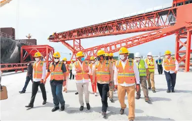  ??  ?? VISITA. El presidente Juan Orlando Hernández recorrió el Muelle 2A de graneles de Puerto Cortés.