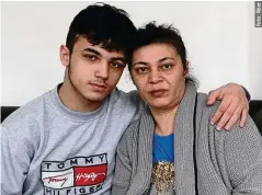  ?? ?? Nachbarin Emel Yilmaz (34, r.) und Sohn Berkan (15) sind geschockt.