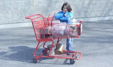  ??  ?? Thole and her son Eames filled a shopping cart with trash and recyclable­s on a “litter walk” near their home.