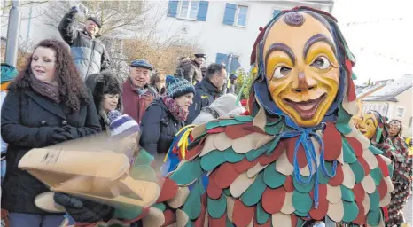  ?? FOTO: ARCHIV/WARNACK ?? Beim OHA-Treffen in Altshausen werden von der gastgebend­en Zunft auch die fröhlichen Schindele zu sehen und zu hören sein.