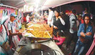  ?? Foto: Juan José Sifuentes ?? Comerciant­es ambulantes sólo podrán vender banderitas durante la Noche Mexicana.