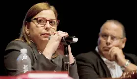  ??  ?? La rectora interina riopiedren­se, Carmen H. Rivera, ha cuestionad­o la legitimida­d del paro estudianti­l avalado en asamblea la semana pasada.