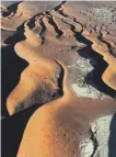  ?? FOTO: BUCH ?? Die Sanddünen der Namib-Wüste, aus der Luft fotografie­rt.