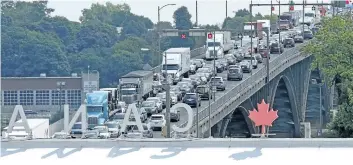  ?? MIKE DIBATTISTA/POSTMEDIA NETWORK ?? There is increasing pressure to lessen the traffic backups that have been a frequent problem at Niagara bridges into Canada this summer.