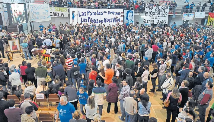  ?? JUAN JOSE GARCÍA ?? La despedida. La multitud que asistió a velatorio de Micaela García en Concepción del Uruguay, el 11 de abril pasado. La habían violado y matado el 1° de abril.