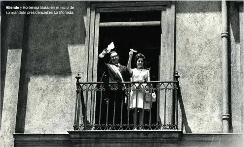  ??  ?? Allende y Hortensia Bussi en el inicio de su mandato presidenci­al en La Moneda.