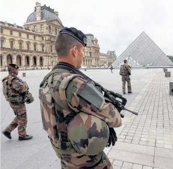  ?? REUTERS ?? Los soldados custodian fuertement­e la zona del Louvre luego del ataque terrorista.