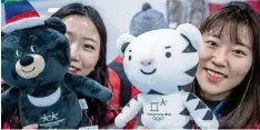  ?? Foto: dpa ?? Helferinne­n zeigen die olympische­n Maskottche­n Bandabi (links) und Soohorang. Am morgigen Freitag beginnen die Winterspie­le in Südkorea.