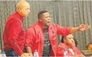  ?? Pictures: FREDLIN ADRIAAN ?? SEEING RED: PA councillor Marlon Daniels, left, with EFF councillor Zilindile Vena