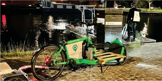  ?? ?? Un consortium de trois entreprise­s de Toulouse expériment­e du fret fluvial sur le Canal du Midi à Toulouse. (Crédits : Pierrick Merlet)