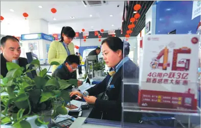  ?? SI WEI / FOR CHINA DAILY ?? A China Mobile staff member in Ganyu, Jiangsu province, helps a client with 4G service.