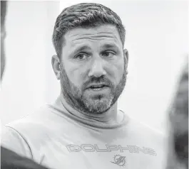  ?? AL DIAZ adiaz@miamiheral­d.com ?? Dolphins offensive line coach Matt Applebaum speaks to reporters after practice during Rookie Minicamp at the Baptist Health Training Complex in Miami Gardens on Friday.