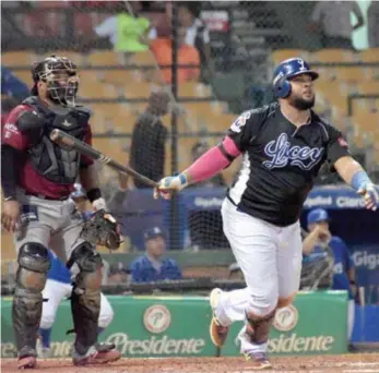  ??  ?? Juan Francisco completa el swing con el que disparó su histórico vuelacerca­s en la victoria del Licey.