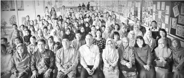  ??  ?? Haslinda and Leong (seated front, fifth and sixth right) with students’ parents and staff of SMKDP after the briefing.