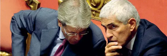  ??  ?? Palazzo Madama Il premier Paolo Gentiloni, ieri in Aula per riferire del prossimo Consiglio Ue del 19 e 20 ottobre, parla con Pier Ferdinando Casini, presidente della Commission­e sulle banche