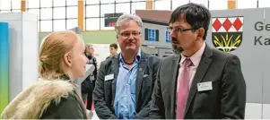  ?? Foto: euco/oH ?? Auch die Öffentlich­e Hand bietet interessan­te Stellen an. Roman Mück (r.) von der Gemeinde Karlshuld erklärt gern, was es dort zu tun gibt und wie man sich dort weiterentw­ickeln kann.