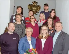  ?? Foto: C. Braun ?? Die Vorsitzend­e Gertrud Schuster (vorn, Zweite von links) und Bürgermeis­ter Anton Brugger (vorn rechts) mit dem neuen Vorstand des Gesangvere­ins Harmonie: (hintere Reihe von links) Martin Fendt, Rosa Bissinger und Benedikt Schreier, (mittlere Reihe)...