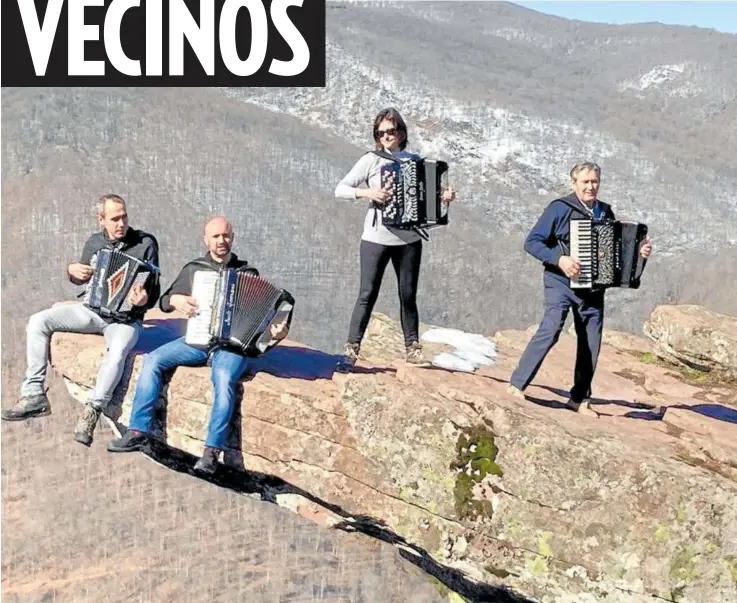  ?? Foto: Diario de Noticias ?? De izquierda a derecha: Íñigo Orradre, Fidel Celay, Idoia Elizondo y Jesús del Río, en el espectacul­ar mirador de Zamariain.