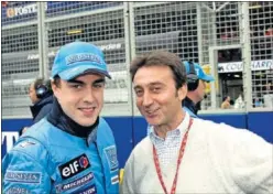  ??  ?? Fernando Alonso y Adrián Campos, en el GP de Australia de 2003.